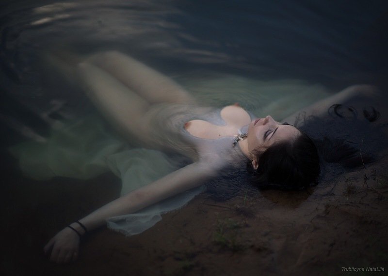девушка, вода, озеро, лето Погружение в себяphoto preview