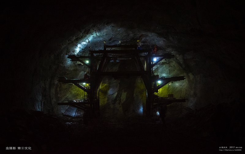 Tunnel construction team 隧道施工队photo preview