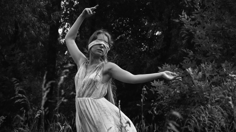 портрет, чб, девушка, лес, мифология, платье, повязка, portrait, b&w, black and white, model, gray, girl, female, dress, clothes, woman, bnw, forest, natural, beauty Themis incorpóreophoto preview