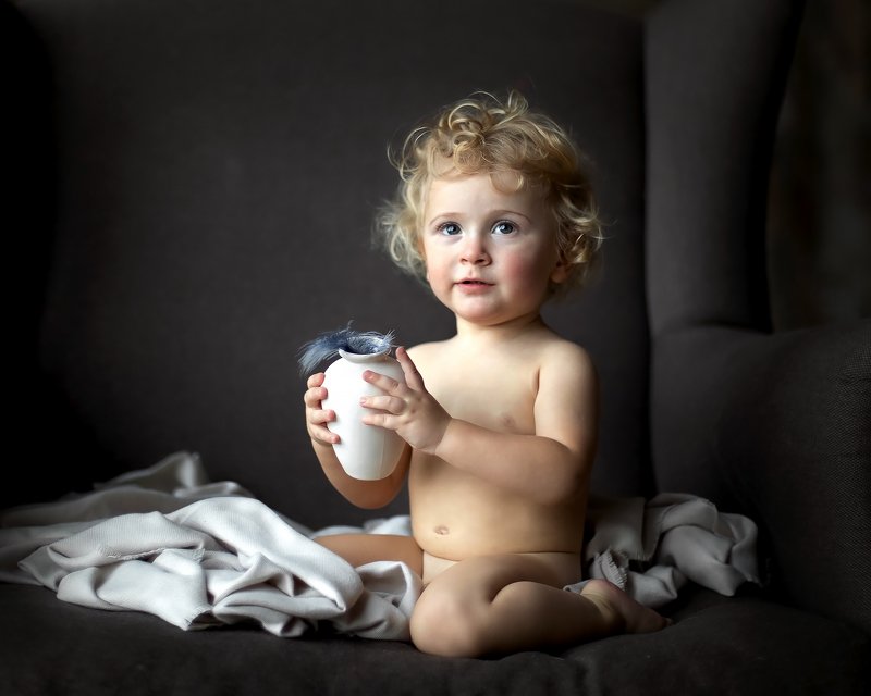 ребенок. портрет. малыш. Малыш и пёрышко.photo preview