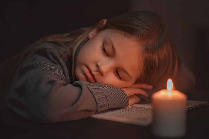 книга,свеча, девочка, портрет photo preview