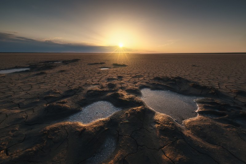 россия, волгоградская область, эльтон, соленое озеро, соль, природа, пейзаж, весна, дно, солнце, трещины, закат, отражение Планета Эльтонphoto preview