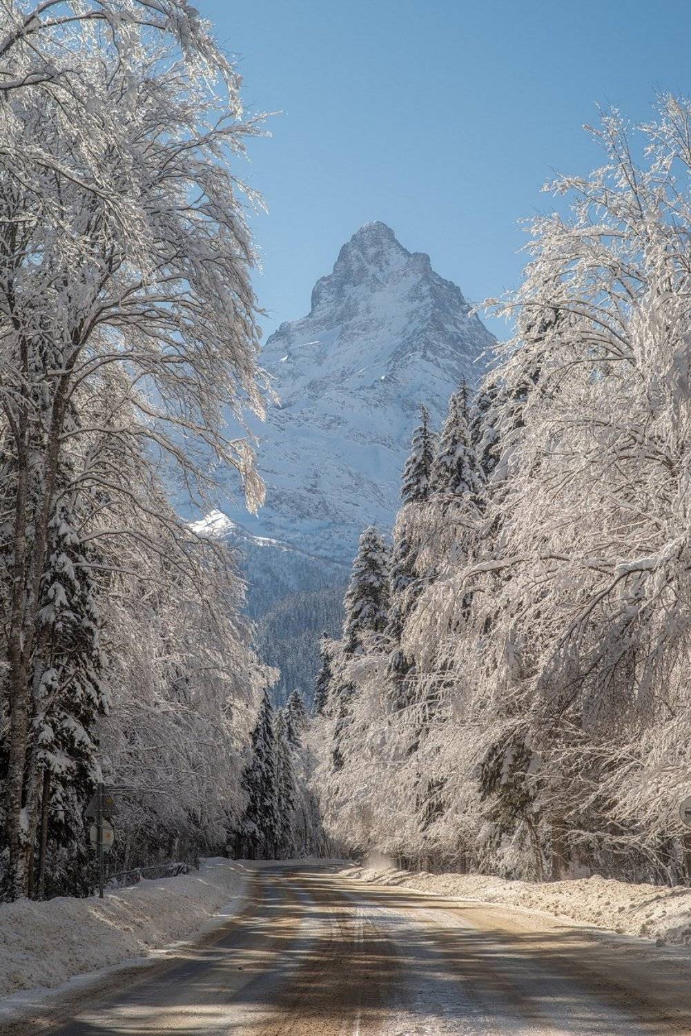 ДОРОГА В ЗИМНЮЮ СКАЗКУ. Автор: Арсен Алабердов дорога, горы, зима, пик, вершина, домбай, белалакая, Арсен Алабердов