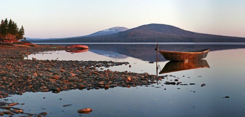 зюраткуль, лодочка, лодка, весна, горы, озеро, южный урал, вода, вечер, панорама Лодочкаphoto preview