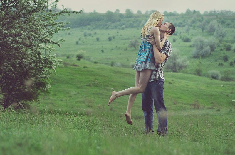 Kissing in the rainphoto preview
