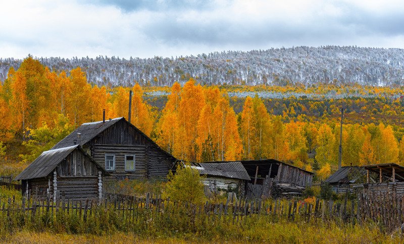 Дома, деревня, осень, бревна, гора, снег, иней, Кукшик, Челябинская область Осень на горе Большой Кукшикphoto preview