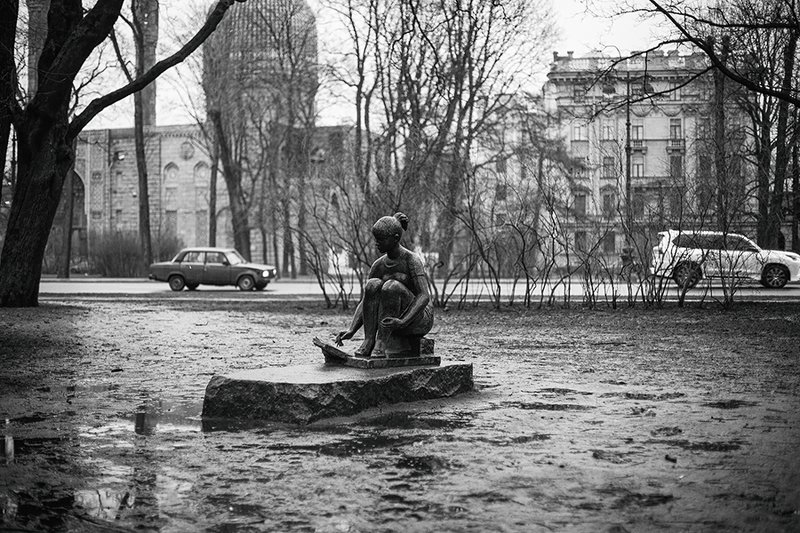 девушка город черно-белое питер В городеphoto preview