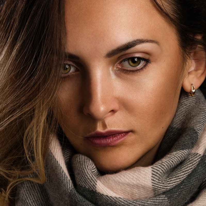 девушки, портрет, стиль, мода, красота, лицо, романтика Портрет девушки в клетчатом шарфеphoto preview