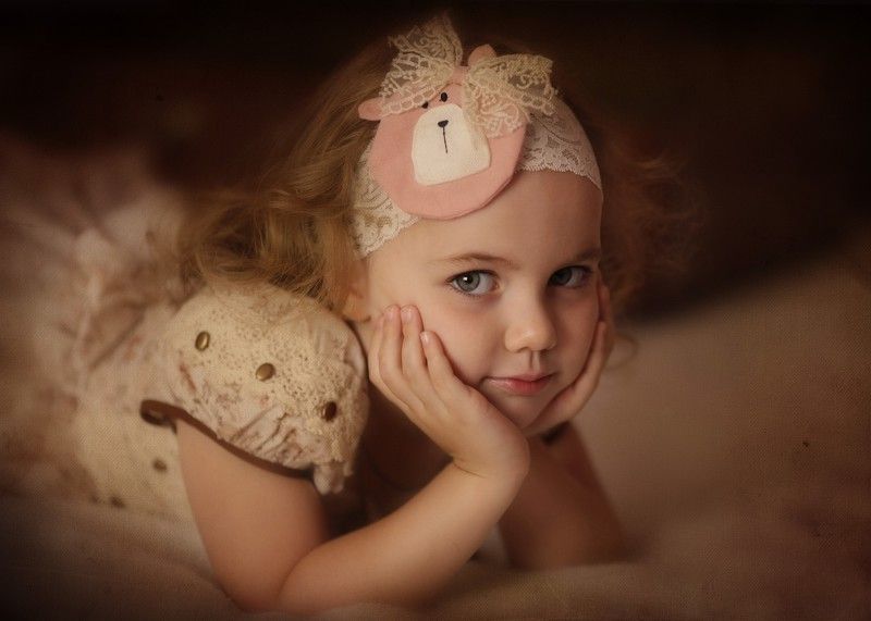 Девочка и пушистый комочекphoto preview