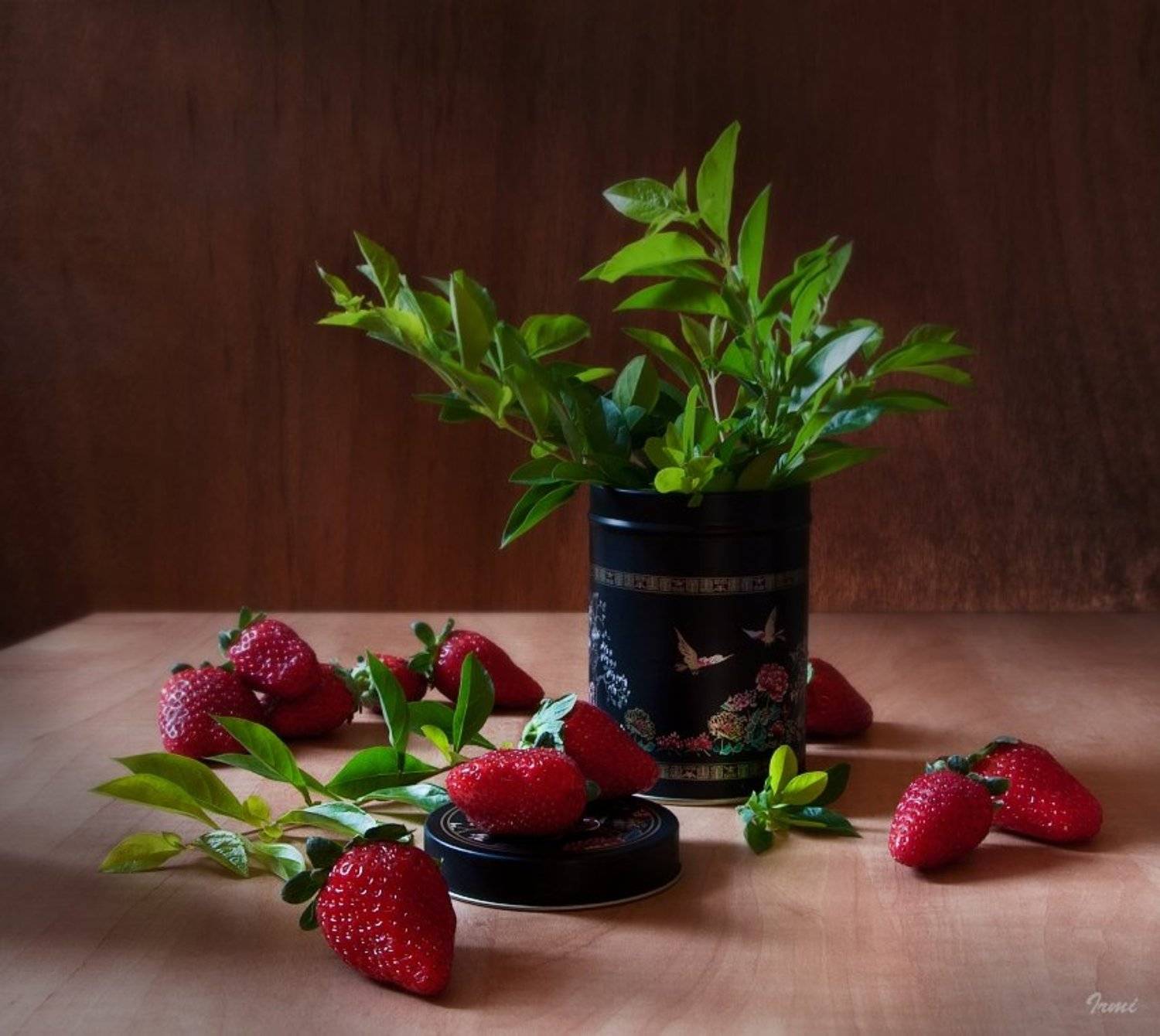 Клубничка!. Автор: Юрий Юшваев клубничка, банка, растения, Юрий Юшваев