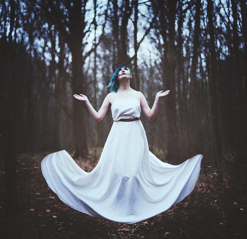 девушка, лес, сказка, ведьма, левитация Ведьмаphoto preview