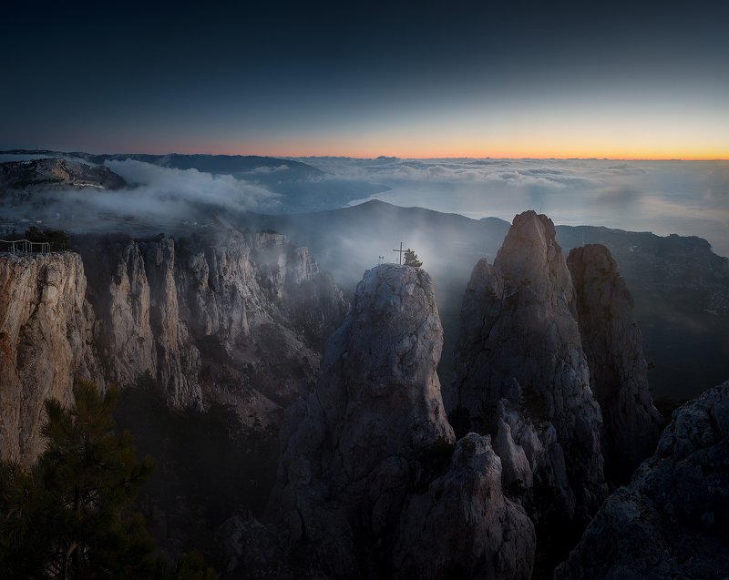 крым, горы, облака, восход. Зубцы Святого Петра в облаках. Раннее январское утро. Крым.photo preview