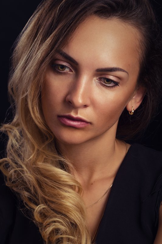 стиль, мода, красота, лицо, портрет, женщины, девушки На тёмном фонеphoto preview