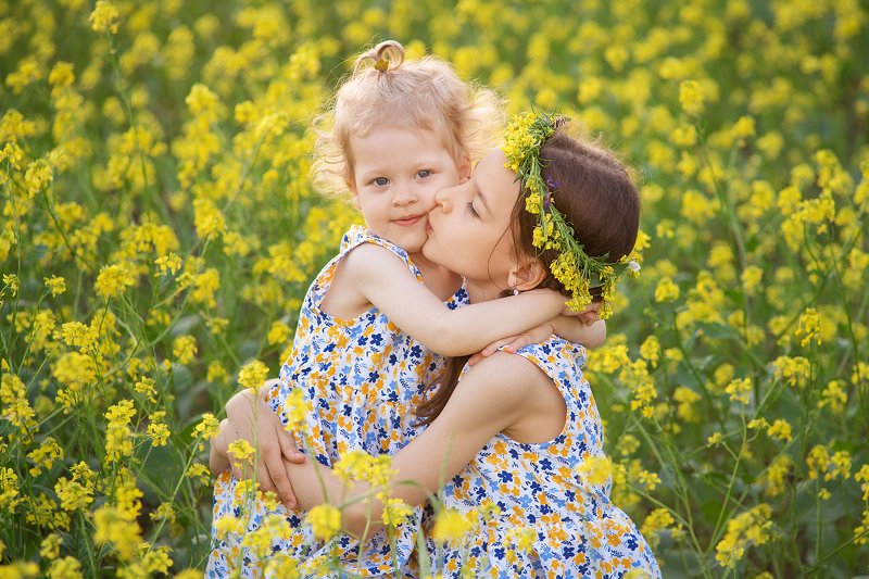 сёстры девочки сурепка цветы Сёстры Доминика и Элинаphoto preview