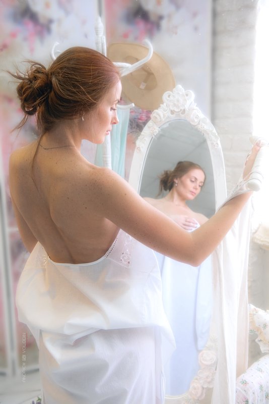 девушка портрет рыжая прованс окно платье Утроphoto preview