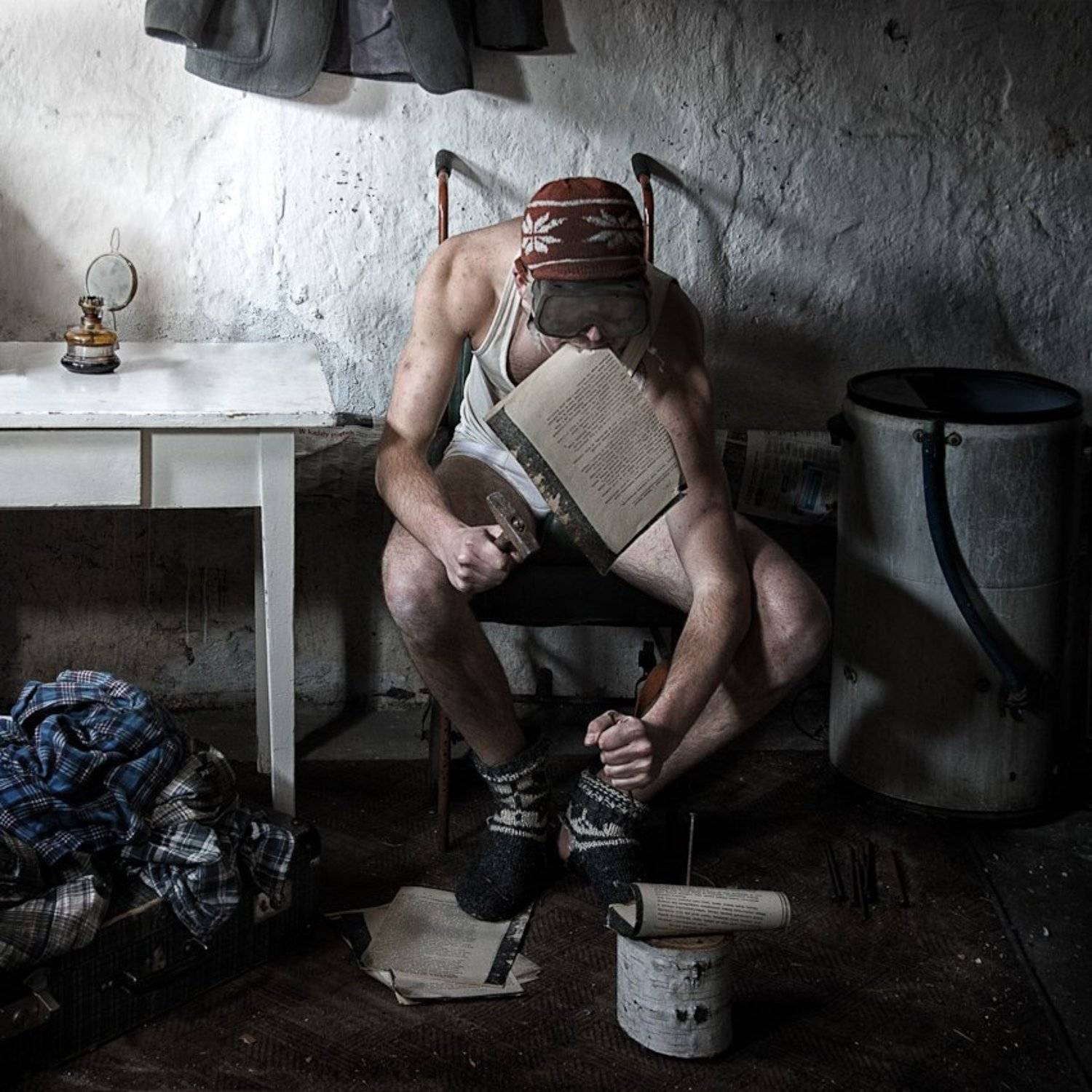 portrait, man, gogle, stump, lamp, table, wash, page, Rafał Kurs