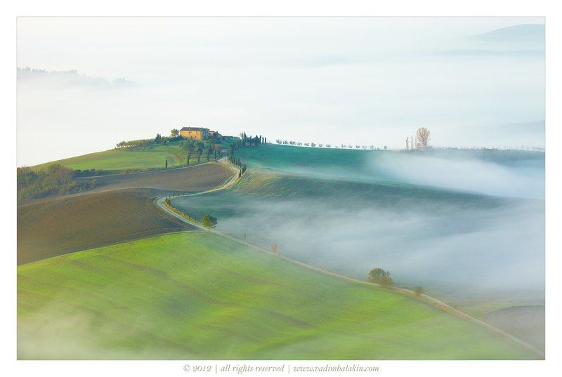 тоскана, италия Туманное утро в долине Валь д\'Орчиаphoto preview