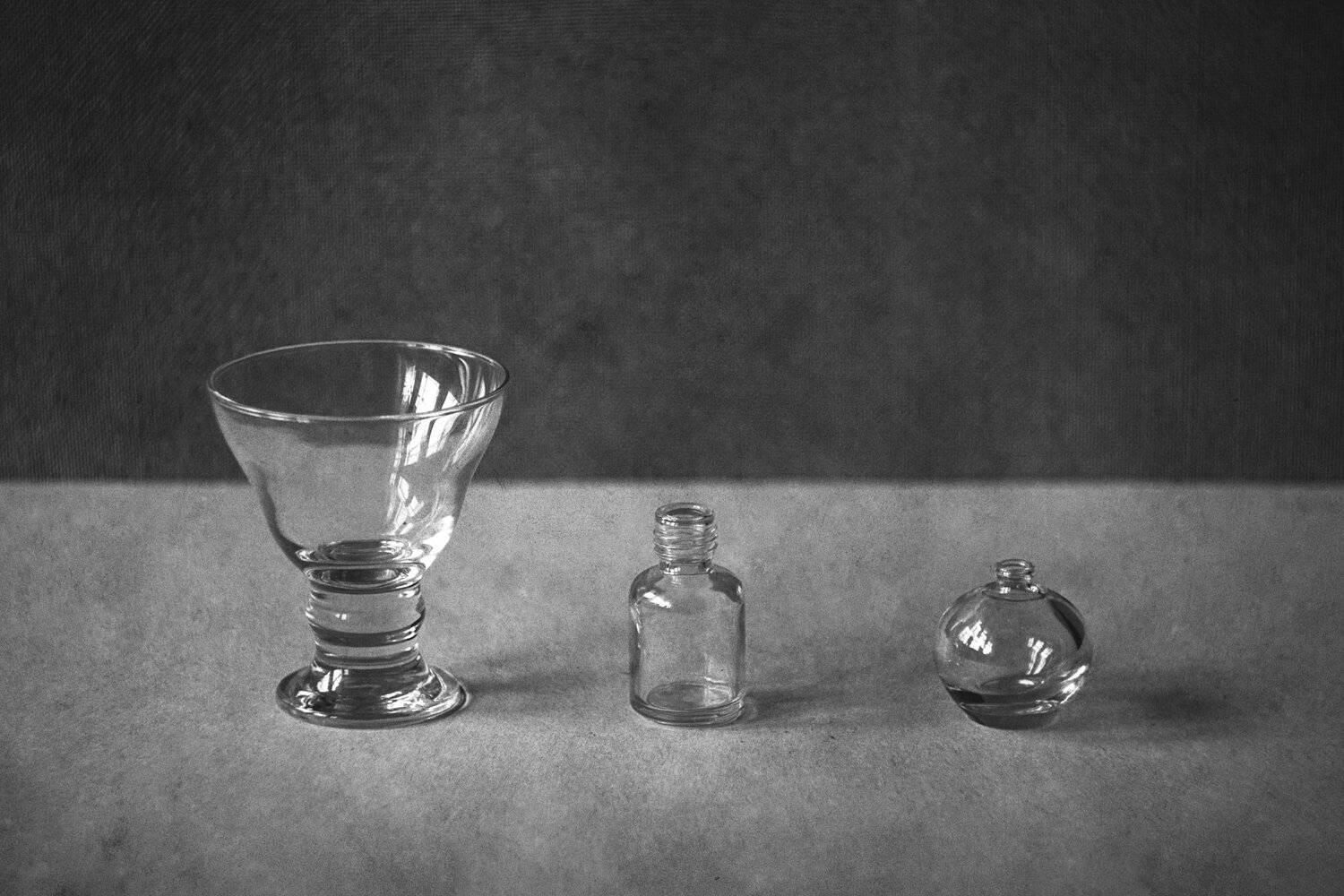 натюрморт, минимализм, черно-белый натюрморт, стекло, бутылки, пузырьки, Ольга Алексейчик
