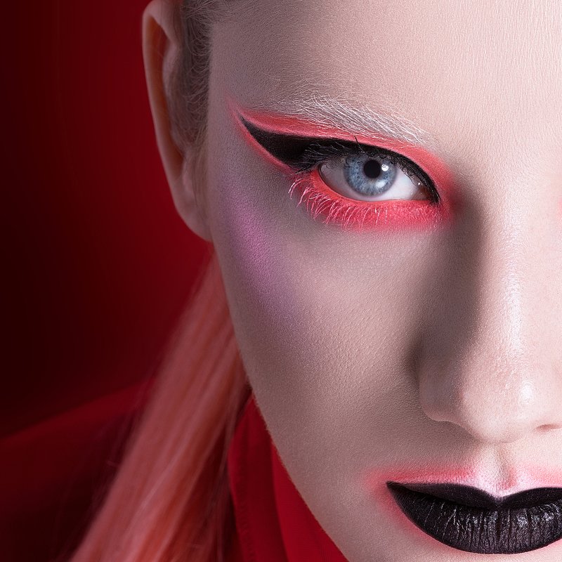 Макияж стрелки голубой красный глаз губы Сфинксphoto preview