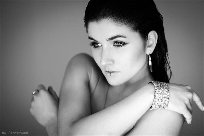 girl,woman,eyes,beauty,portrait,fashion,light,девушка,портрет,москва,свет, глаза,bw,blackandwhite,black&white,чб,чернобелое Sofiphoto preview