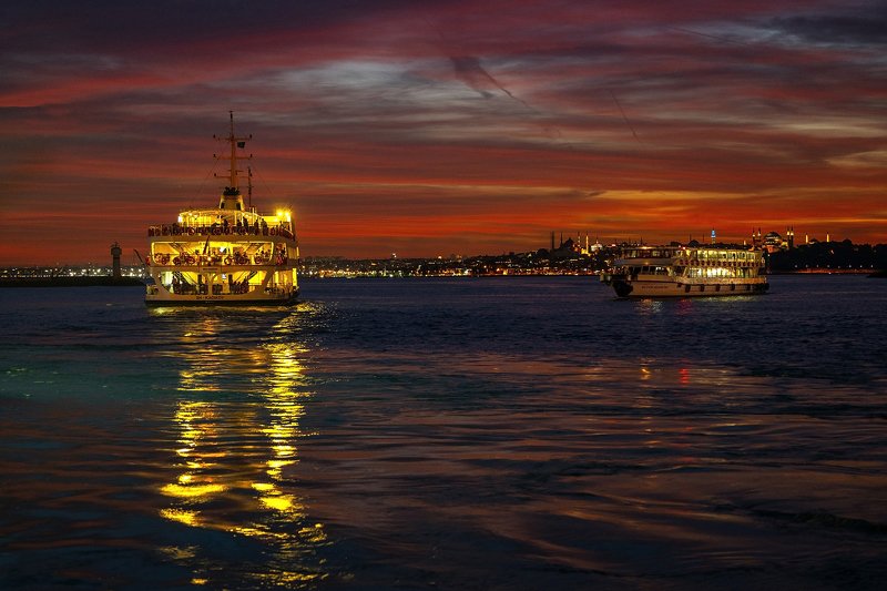 #Istanbul #night #sea #sky #steamboat #light #reflection  isikli yolphoto preview