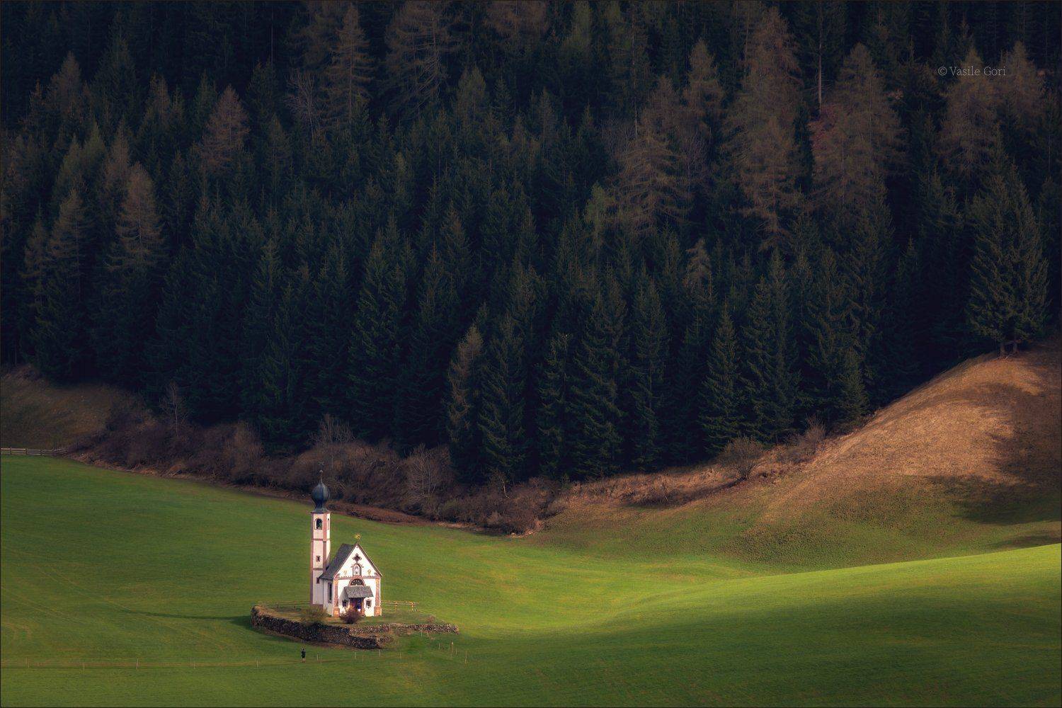 На поляне у опушки.... Автор: Василий Гори доломитовые альпы,santa maddalena,деревня,val di funes,весна,odle,италия,alps,ranui,san giovanni,церквушка, Василий Гори