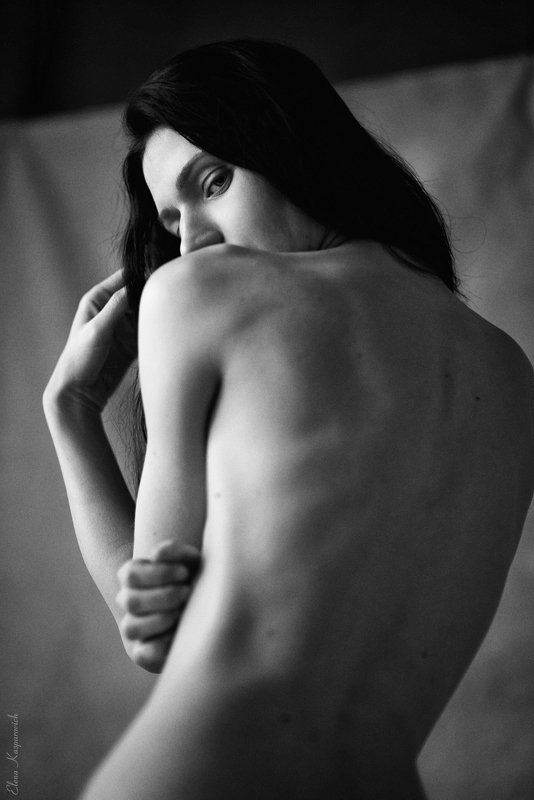 женский портрет, девушка, руки, чб про рукиphoto preview