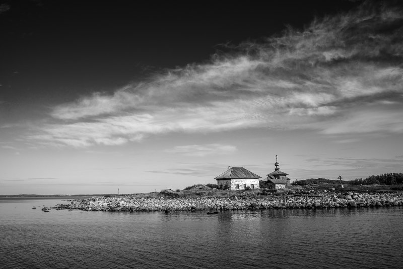 соловки, соловецкие острова, заяцкий остров, церковь андрея первозванного, андреевская церковь, поварня, палата, белое море, море, солнце, ник васильев, красота, монохром, храм, дом, Остров.photo preview