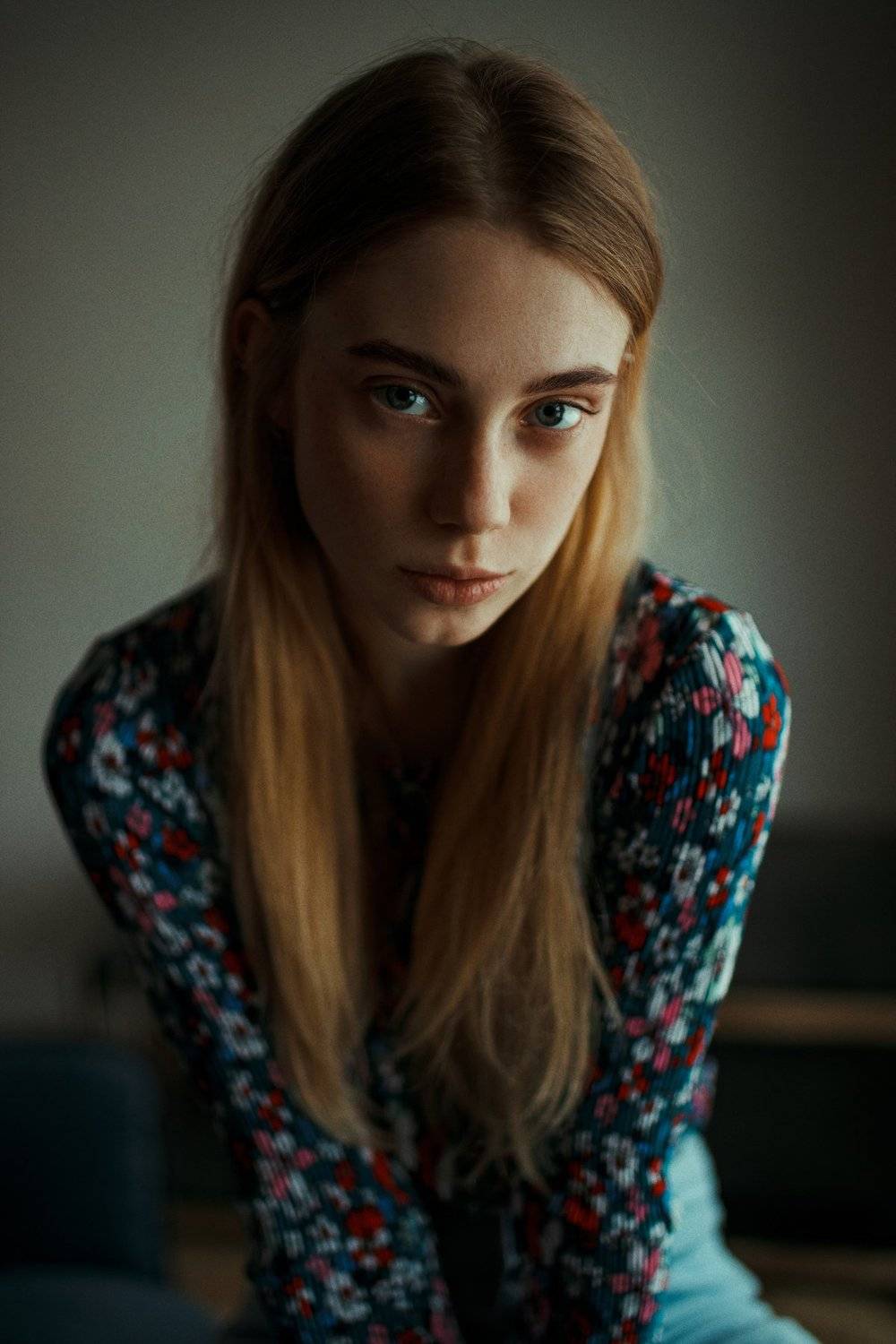 Женя. Автор: Павел Фишар portrait, портрет, girl, portraiture, indoor, февраль, ламповый, retouch, ретушь, цвет, cinematic,цветок, свитер, акварель, fineart, beauty, blue, colourfull, Павел Фишар