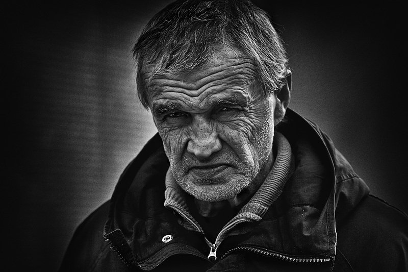 чб фото, жанровый мужской портрет Прохожийphoto preview