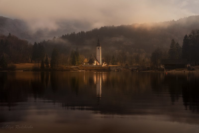 словения, бохинь Утро на озере Бохиньphoto preview