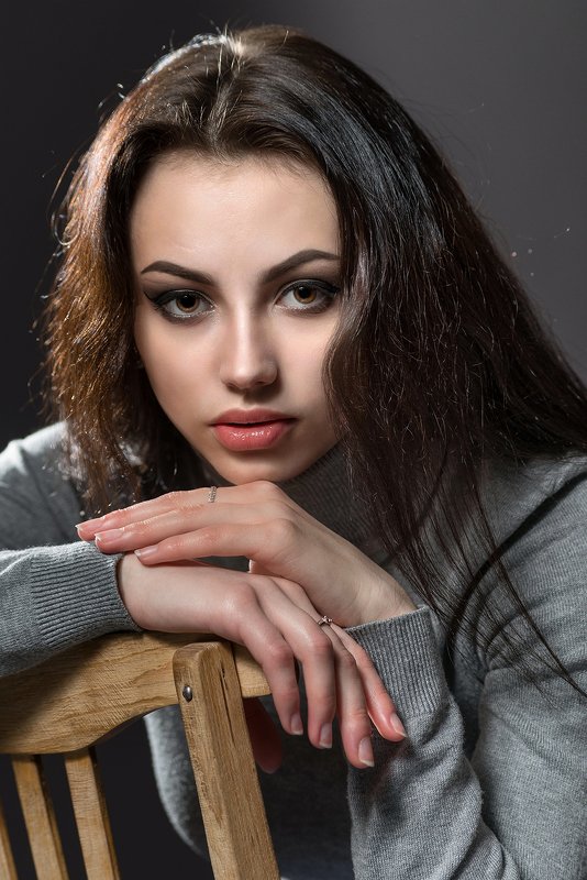 Девушка на стулеphoto preview