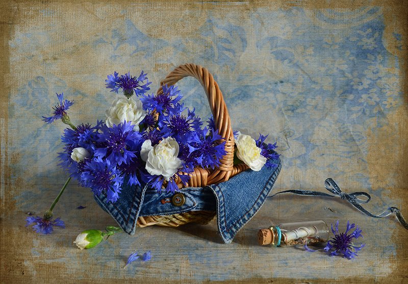 Натюрморт лето васильки корзина  Возвращающиеся васильки photo preview