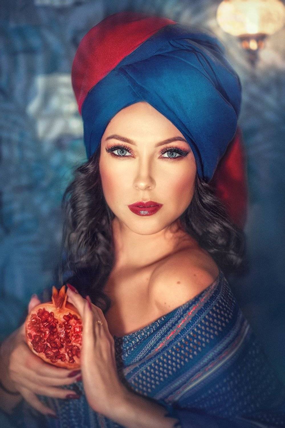 Гранат. Автор: Настя Саврицкая женский портрет, яркие цвета, восточная красавица, восток, чалма, гранат, фрукты, восточная сказка, синий, красный, Настя Саврицкая