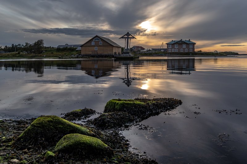 соловки, монастырь, соловецкий монастырь, соловецкие острова, залив, вода, зеркало, берег, стены, крепость, красота, ник васильев, гавань благополучия, бухта благополучия, гавань, бухта, поклонный крест, такелажный амбар Бухта Благополучияphoto preview