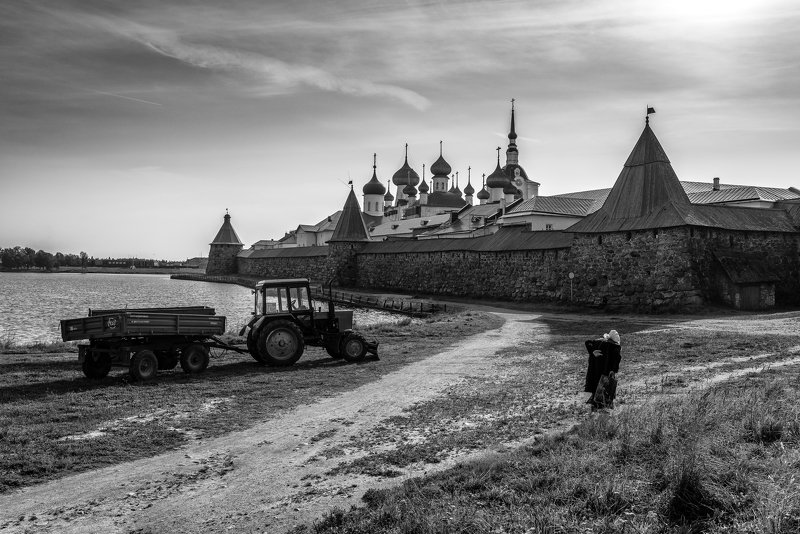 соловки, соловецкие острова, монастрырь, спасо-преображенский монастырь, соловецкий монастрырь, храм, человек, дорога, монохром, Дорога к храму.photo preview