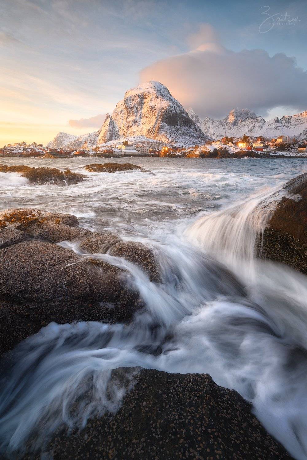 Утро в деревне Å.. Автор: Женя Зайцев Lofoten, Islands, Norway, winter, snow, sea, sunrise, Лофотены, острова, Норвегия, горы, море, скалы, утро, рассвет, облака, волны, Женя Зайцев