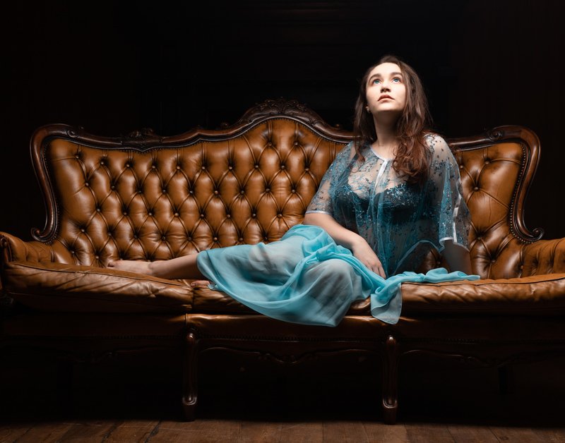 портрет, девушка, диван, нежность, классика юная леди на диванеphoto preview