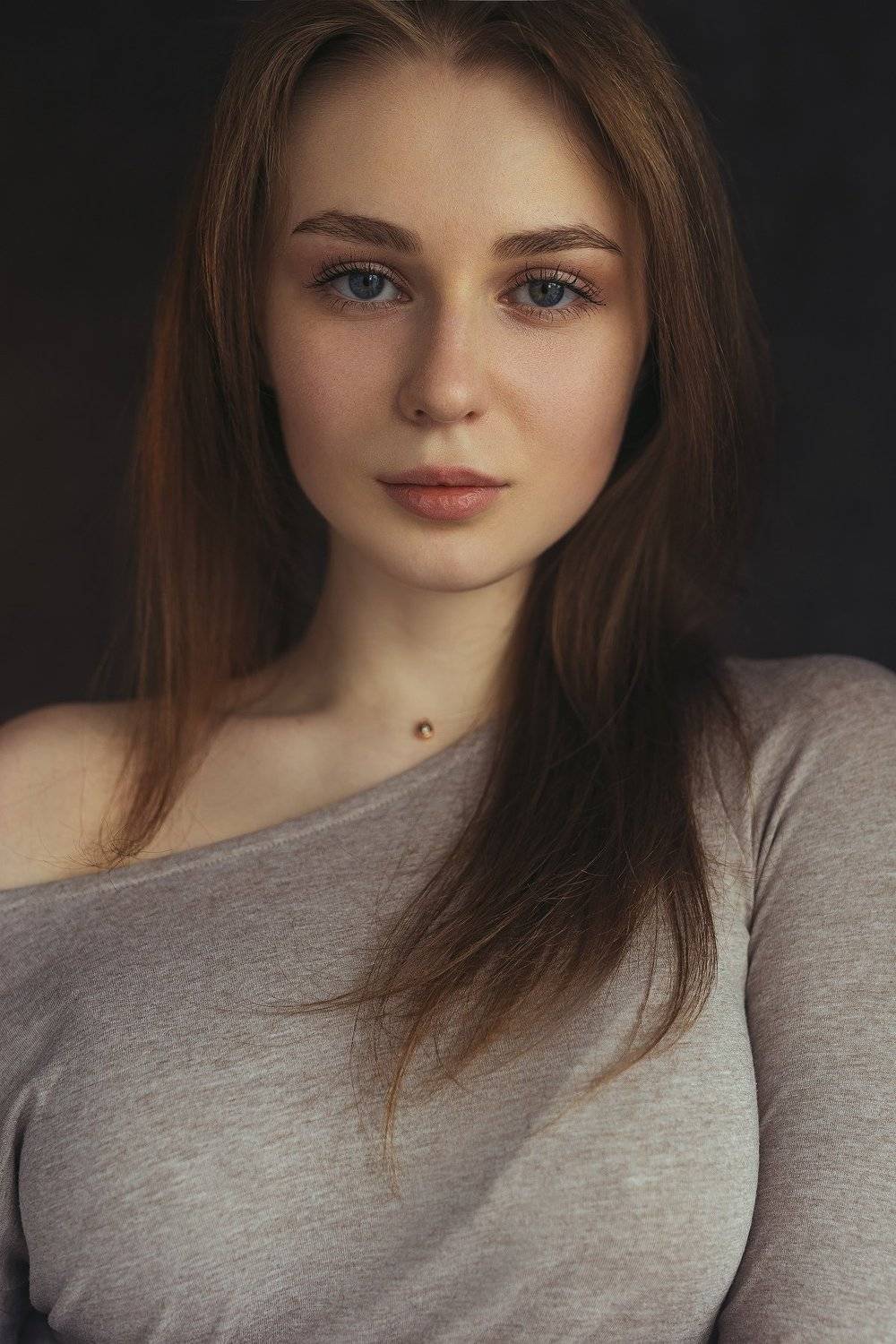 Автор: Иван Лосев девушка, красивая, глаза, картина, портрет, волосы, однородный фон, классический портрет, Иван Лосев