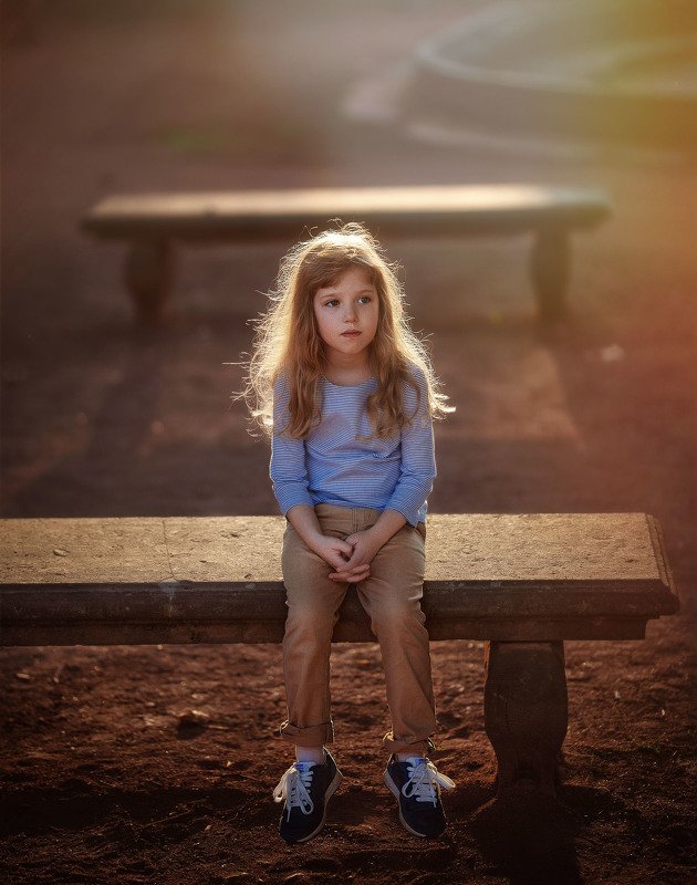 девочка, детство, вечер, парк, скамейка, закат, лето одиночество Замыслы.photo preview