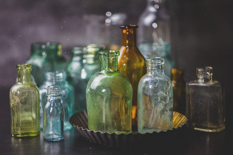 натюрморт, боке, прозрачный, бутылка, флакон, стекло, ретро, пузырек,  красивый, голубой, зеленый, блики Винтажное стеклоphoto preview