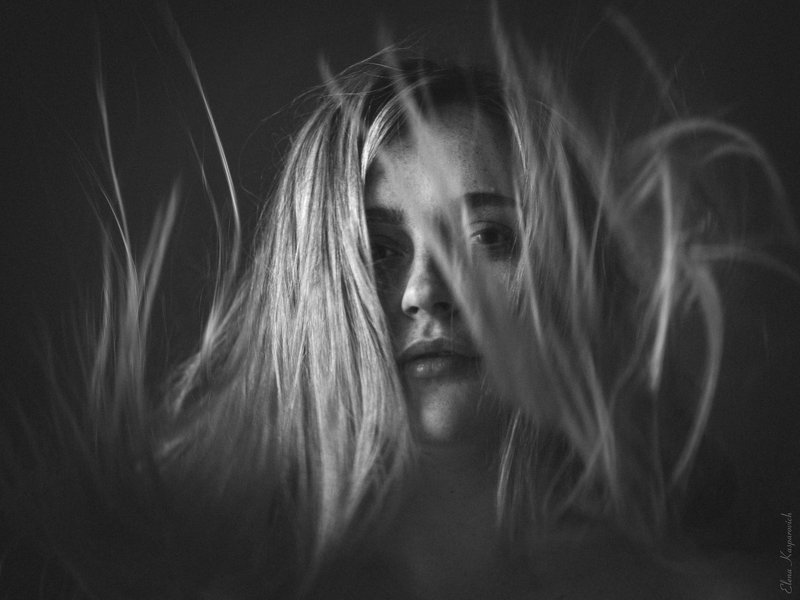 женский портрет, девушка, волосы, чб О покое среди хаосаphoto preview