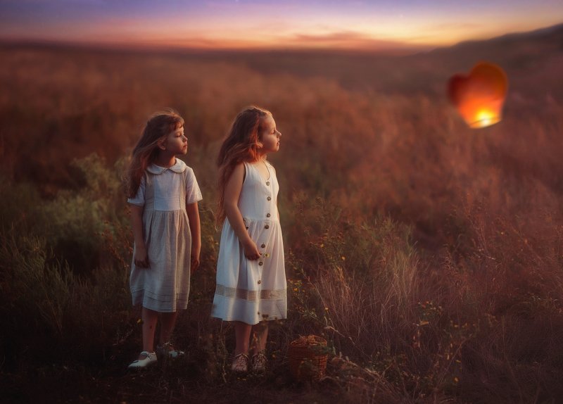 девочка, , , детство, вечер, дети девочки природа, закат,лето поле подружки прощание с летом.photo preview