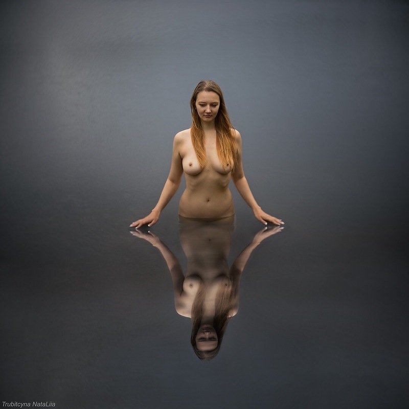 женщина, вода, штиль Три стихииphoto preview