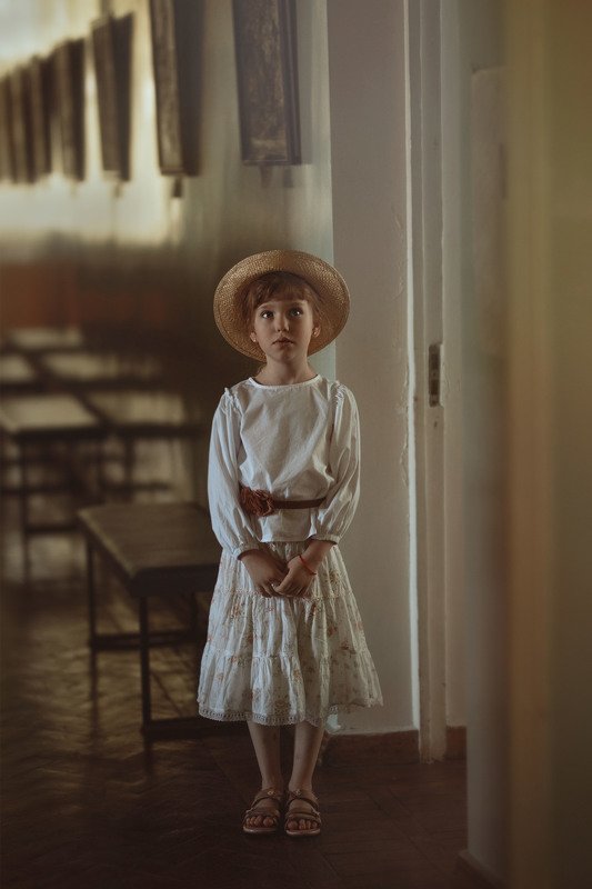 девочка   детство  музей ретро шляпка коридор в районном музее.photo preview