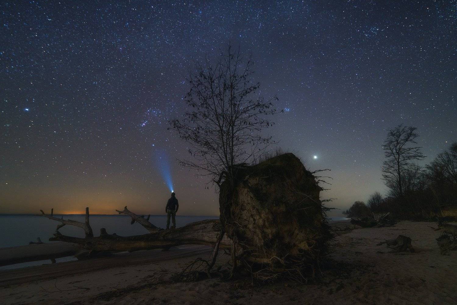 ночь, звезды, созвездия, орион, м42, венера, дерево, ветки, пень, пенёк, пляж, песок, вода, река, водохранилище, человек, фонарь, весна, U-235