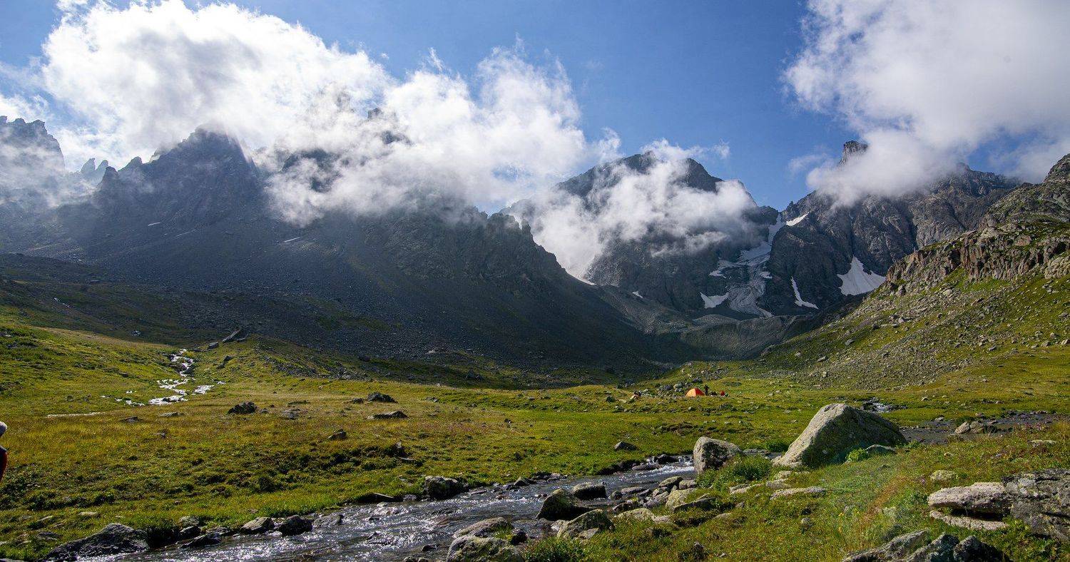 towards the summit. Автор: mehmet enver karanfil rocks,clouds,sky,,snow,mountains,, mehmet enver karanfil