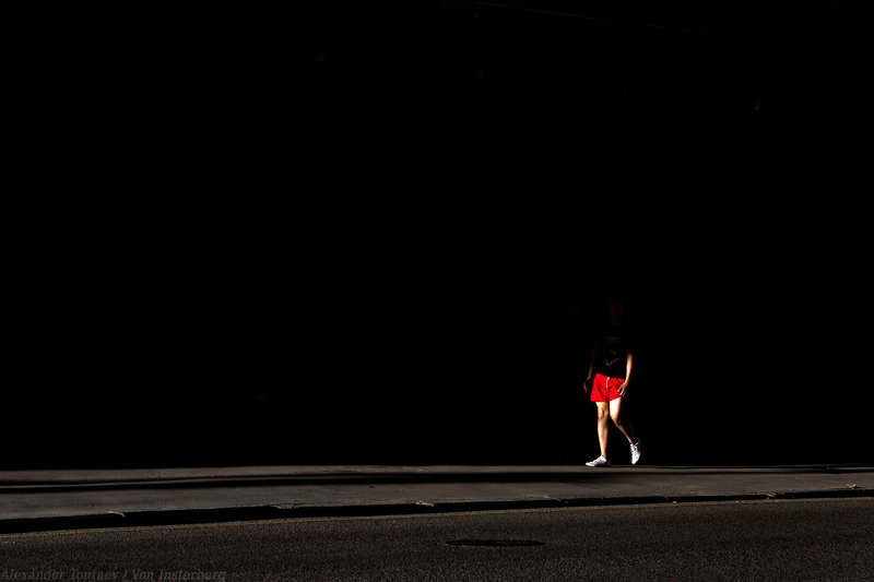 улица, город, человек, люди, свет, тень, цвет, красный, минимализм, shadow, street, urban, street photography, people, color, red, light ***photo preview