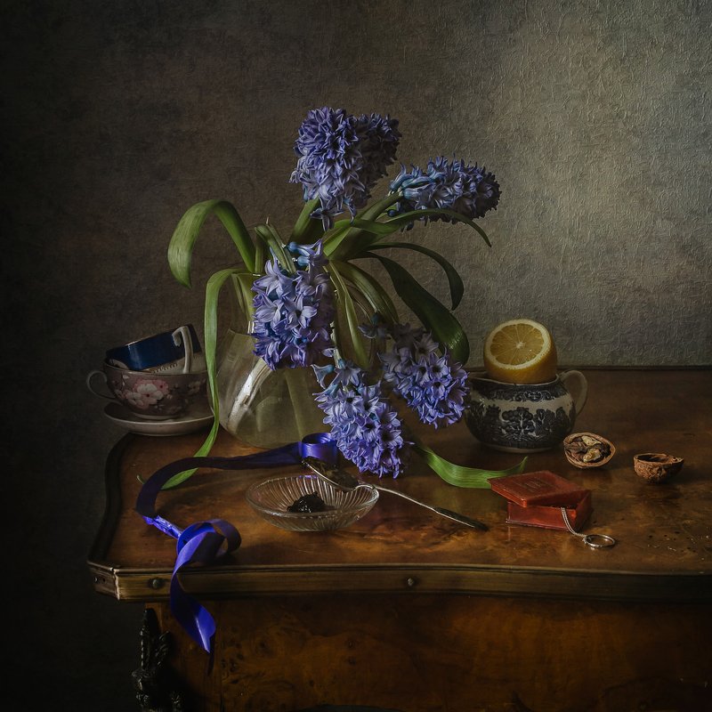 натюрморт, стекло, кувшин, фарфор, цветы, гиацинты, лимон Про гиацинтыphoto preview