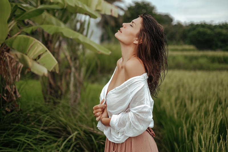 поле, луг, девушка, летний дождь, мокрые волосы, дождь, рисовое поле, бали, мокрые волосы, лето, закат, рассвет Под дождемphoto preview